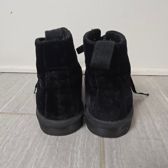 Dr. Martens Lana Black Velvet Lace Up Ankle Boot Sz 8 w 7 m - Picture 2 of 5